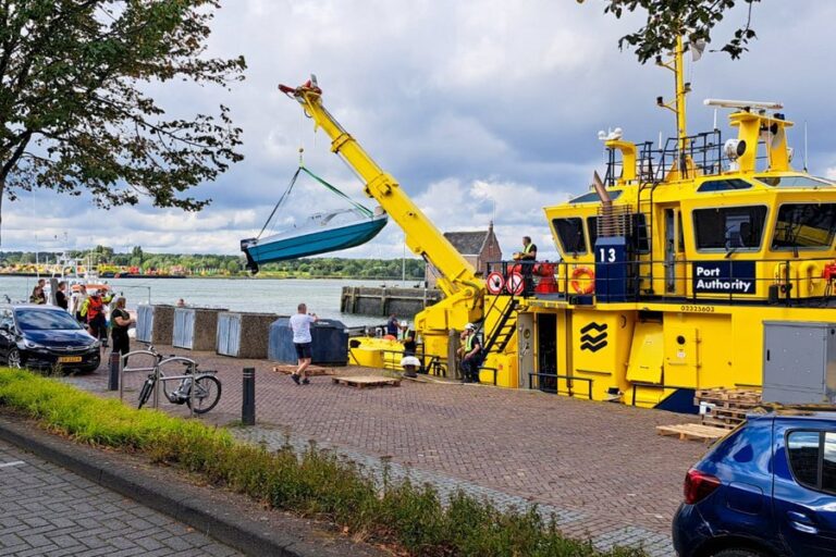 Bootje maakt water op de Waterweg