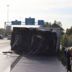 Camper op zijn zijkant op de A20