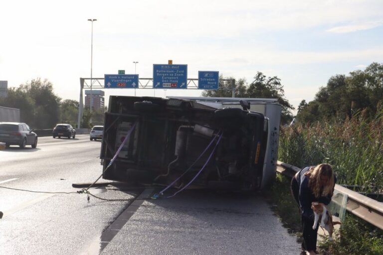 Camper op zijn zijkant op de A20