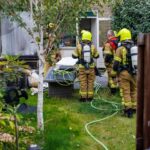 Bankstel tegen woning vliegt in brand