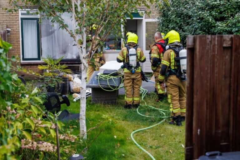 Bankstel tegen woning vliegt in brand