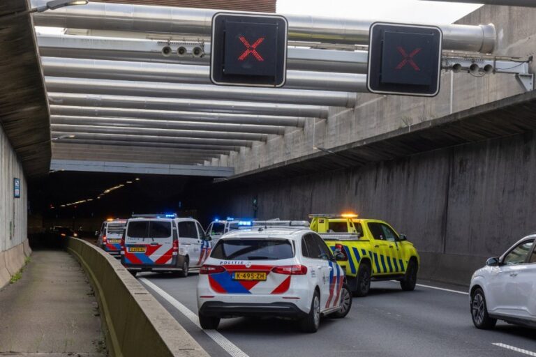 Tunnelbuis Beneluxtunnel dicht na ongeval