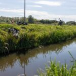 Motorrijdster net niet te water