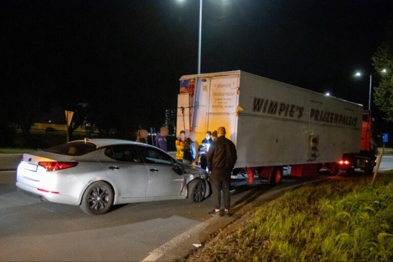 Kermiswagen en auto botsen op oprit A20