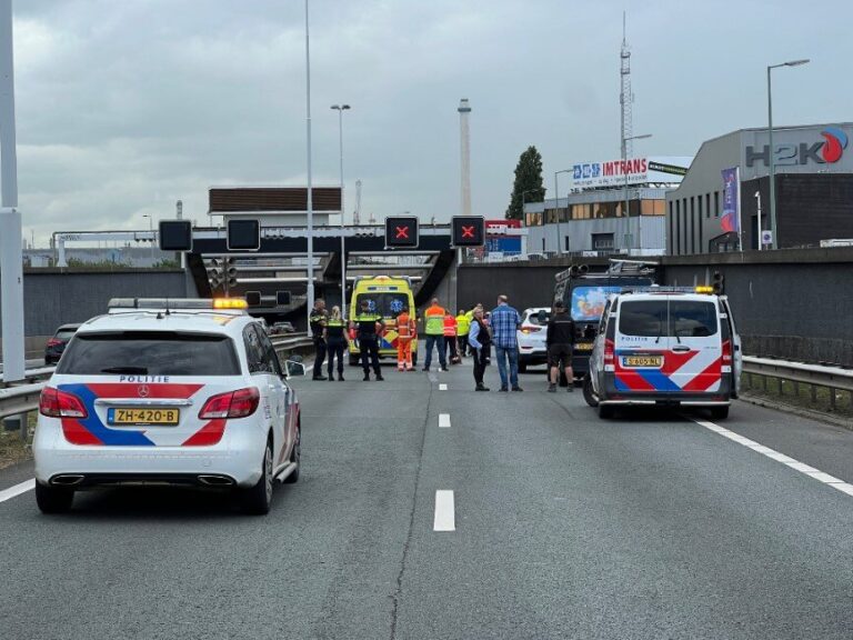 A4 dicht na ernstig ongeval met motorrijder