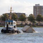 Containers te water na botsing schip tegen Willemsbrug