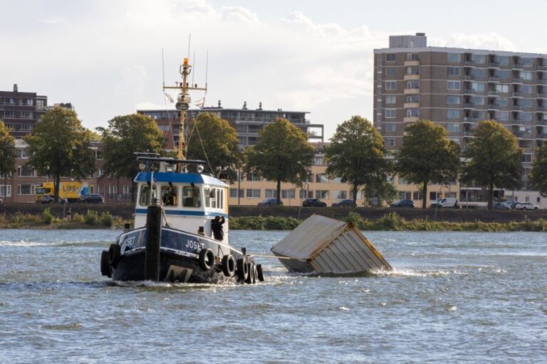 Containers te water na botsing schip tegen Willemsbrug