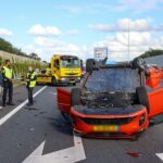 Auto op zijn dak op de A20 na ongeval