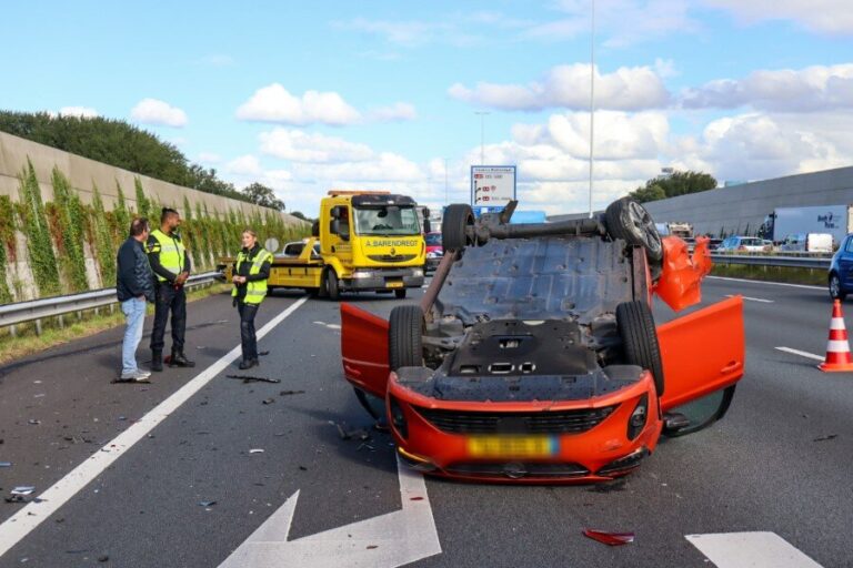 Auto op zijn dak op de A20 na ongeval