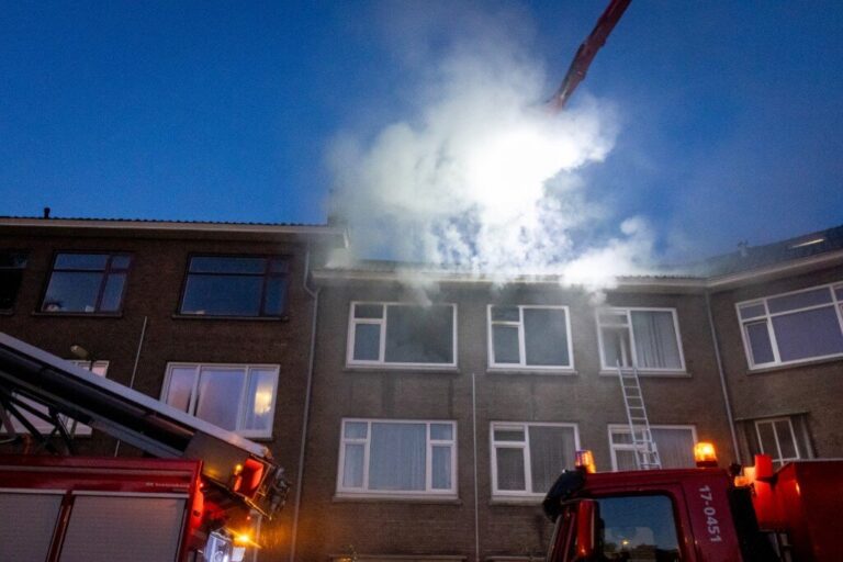 Brandweer redt man uit brandende woning