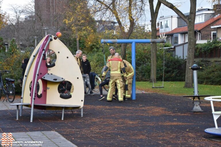 Tiener bekneld in peuterschommel