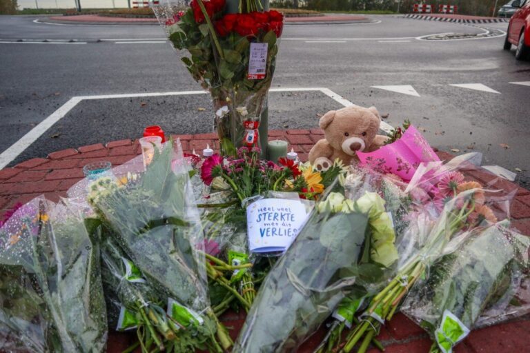 Bloemen en kaarsen voor overleden Milo