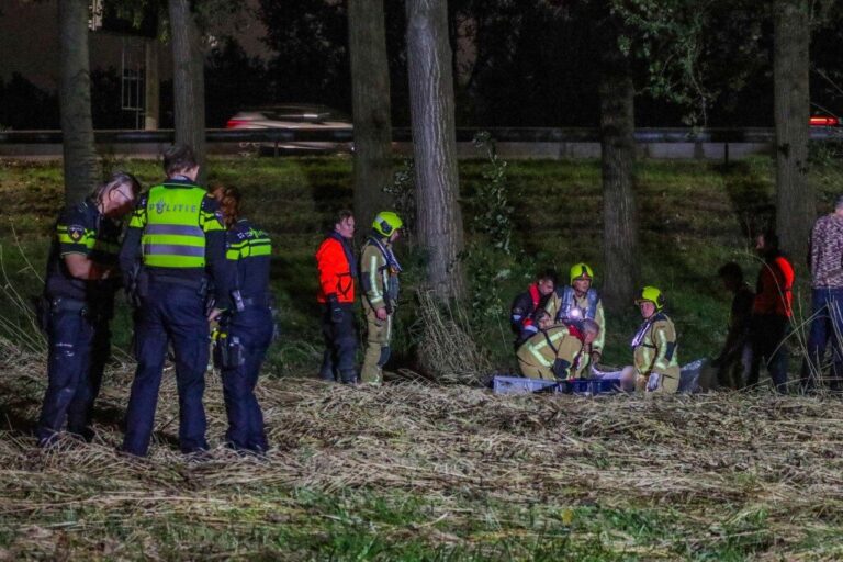 Vrouw in de sloot langs A20