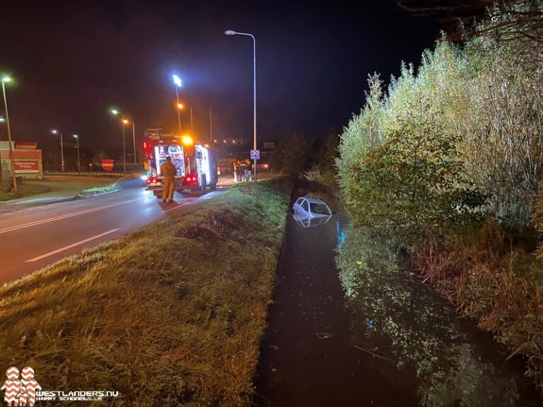 Automobilist gevlucht na auto te water