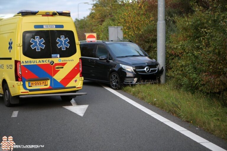 Taxichauffeur gewond bij ongeluk afrit A4