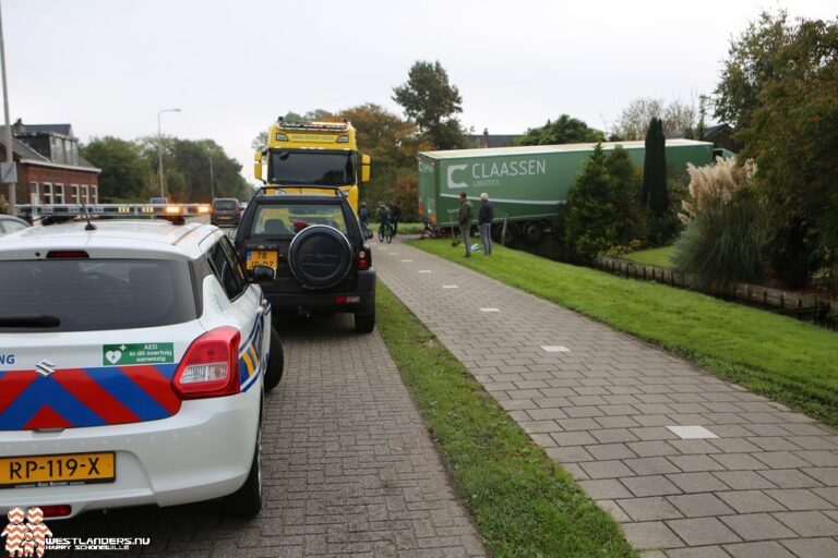 Vrachtwagen vast aan de Naaldwijkseweg