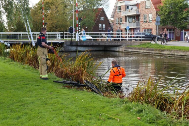 Fiets half in het water Kluiskade