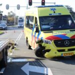 Ambulance flink beschadigd bij ongeluk Nieuweweg