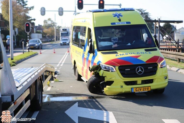 Ambulance flink beschadigd bij ongeluk Nieuweweg