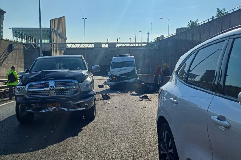 Kettingbotsing met gewonden bij de Beneluxtunnel