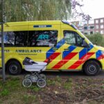 Baby valt uit kinderwagen na botsing met fatbike