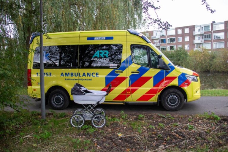 Baby valt uit kinderwagen na botsing met fatbike