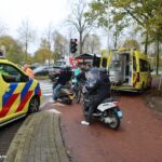 Scooterrijdster gewond na botsing met vrachtwagen