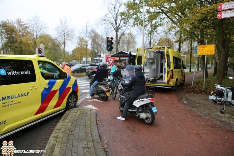 Scooterrijdster gewond na botsing met vrachtwagen