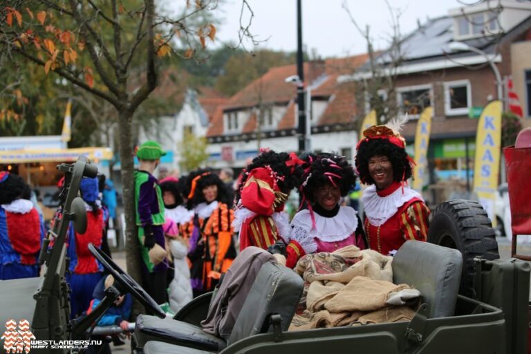 Veel publiek tijdens sinterklaasintocht in Honselersdijk