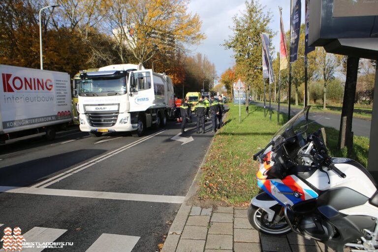 Automobiliste klapt op vuilniswagen