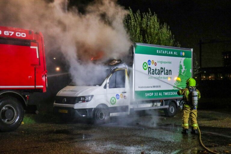 Brand in busje van kringloopwinkel