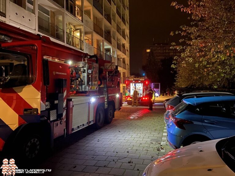 Middelbrand door kaars in portiekwoning