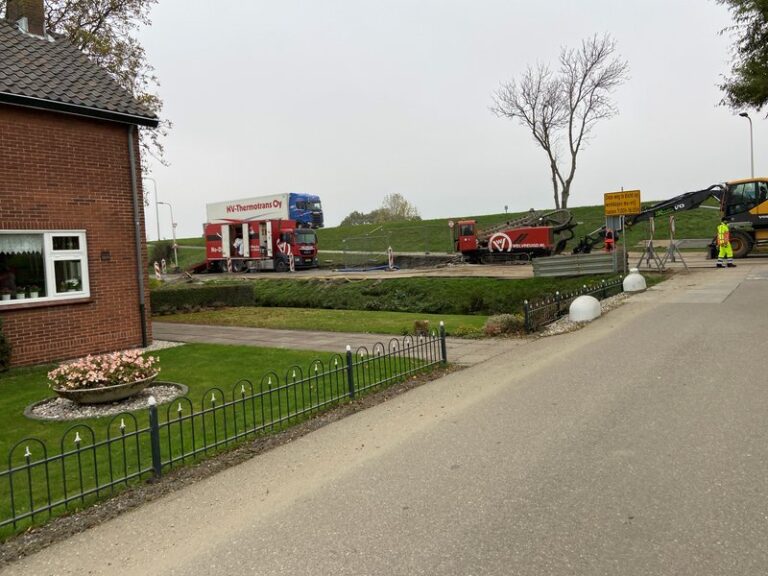 Fietser gewond na val over rijplaten