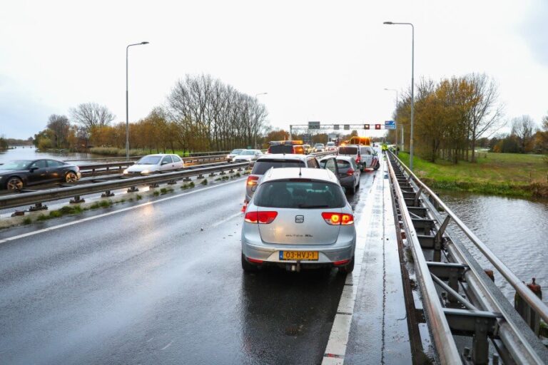 Ongeluk met drie voertuigen op de A20