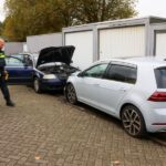 Automobilist ziet geparkeerde auto over het hoofd