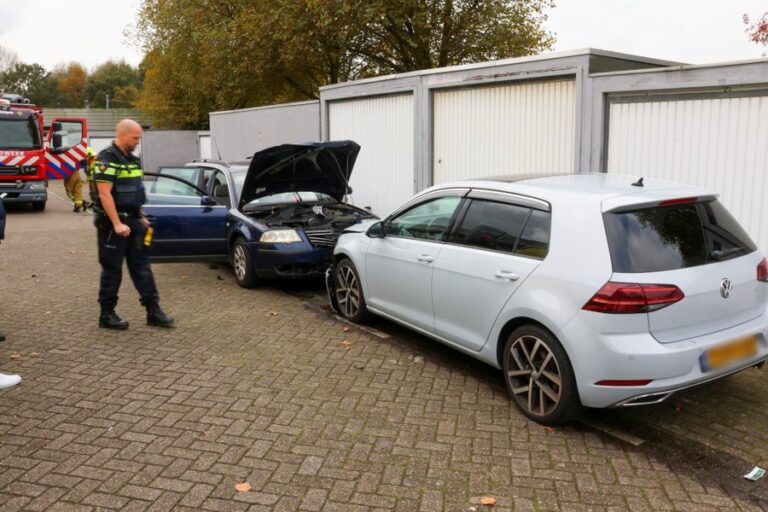 Automobilist ziet geparkeerde auto over het hoofd