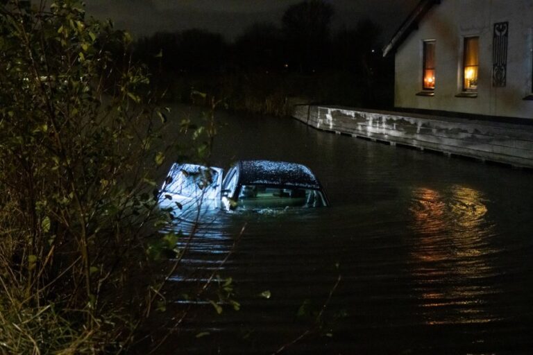 Auto te water aan de Zuidbuurt