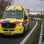 Auto vliegt uit de bocht bij A20