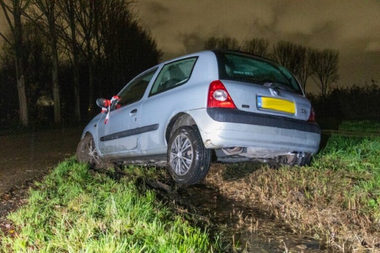 Auto te water bij de Krabbeplas