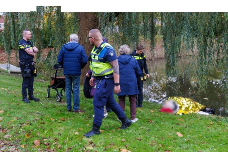 Drie jongens redden man uit het water