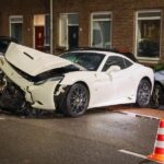 Ferrari van kwart miljoen ramt geparkeerde auto’s