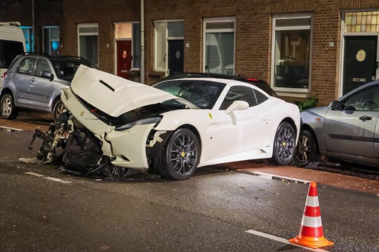 Ferrari van kwart miljoen ramt geparkeerde auto’s