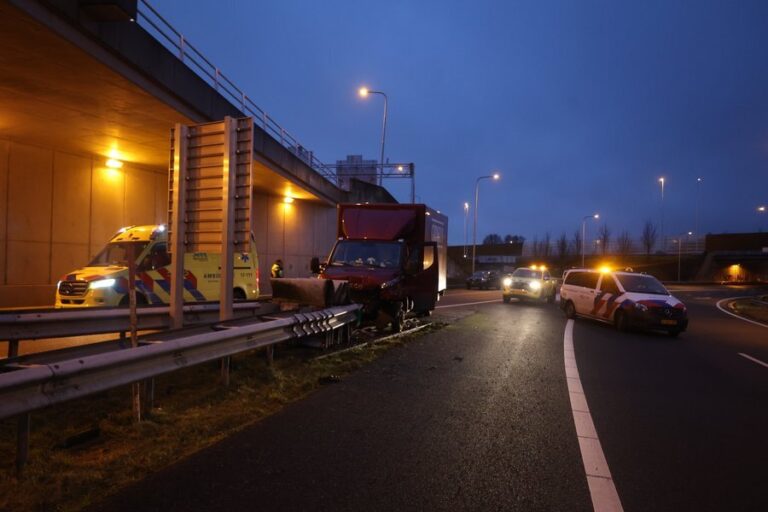 Bestelbus ramt RIMOB bij afrit A4