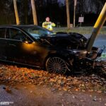 Automobilist botst tegen boom en lichtmast