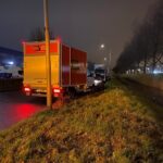 Huurauto klapt tegen geparkeerde auto