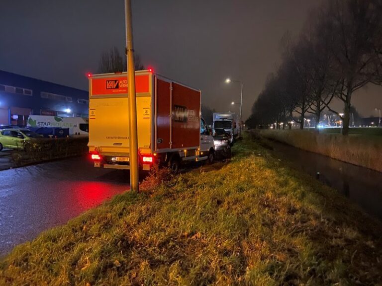 Huurauto klapt tegen geparkeerde auto