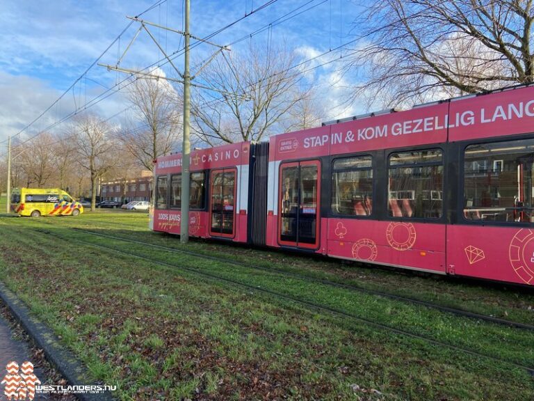 Ambulance strandt op trambaan