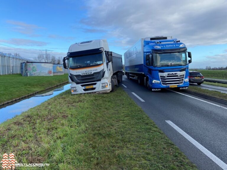 Vrachtwagen net niet in de sloot