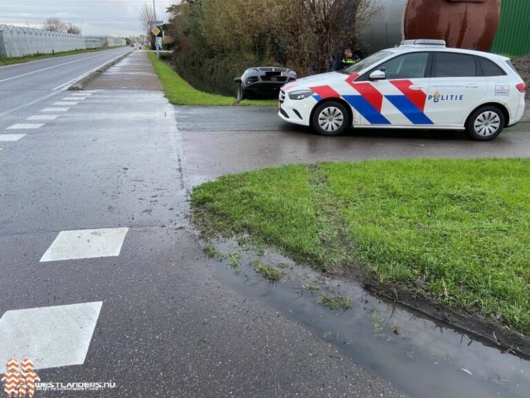 Auto te water na ongeluk Zwethlaan