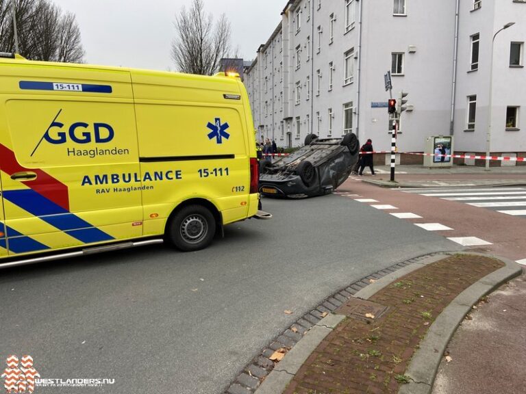 Auto ondersteboven op de Erasmusweg